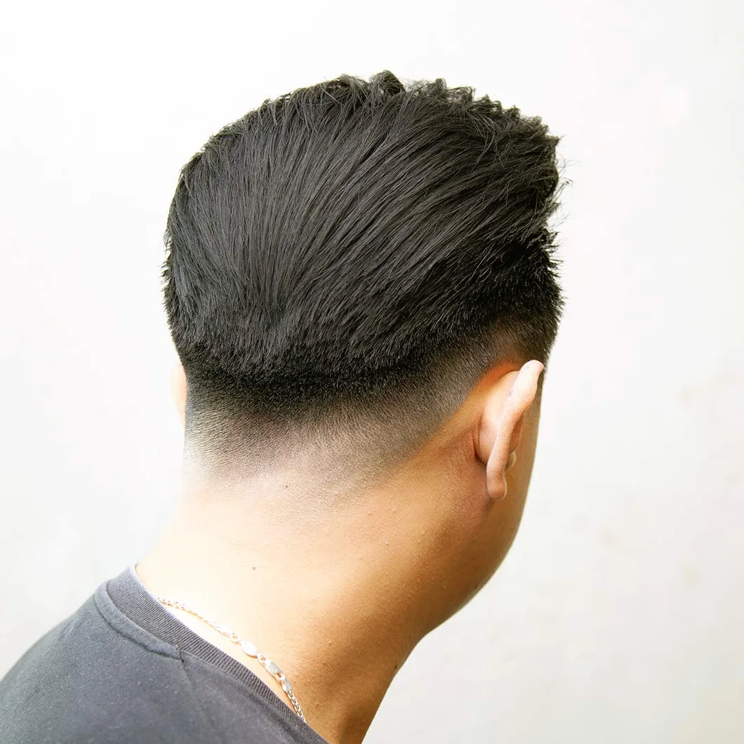 Uppercut Deluxe Clay, Producto Profesional a Base de Agua para un Acabado de Aspecto Natural, Fijación Fuerte y Brillo Bajo, Producto para el Cabello de Hombre 70g