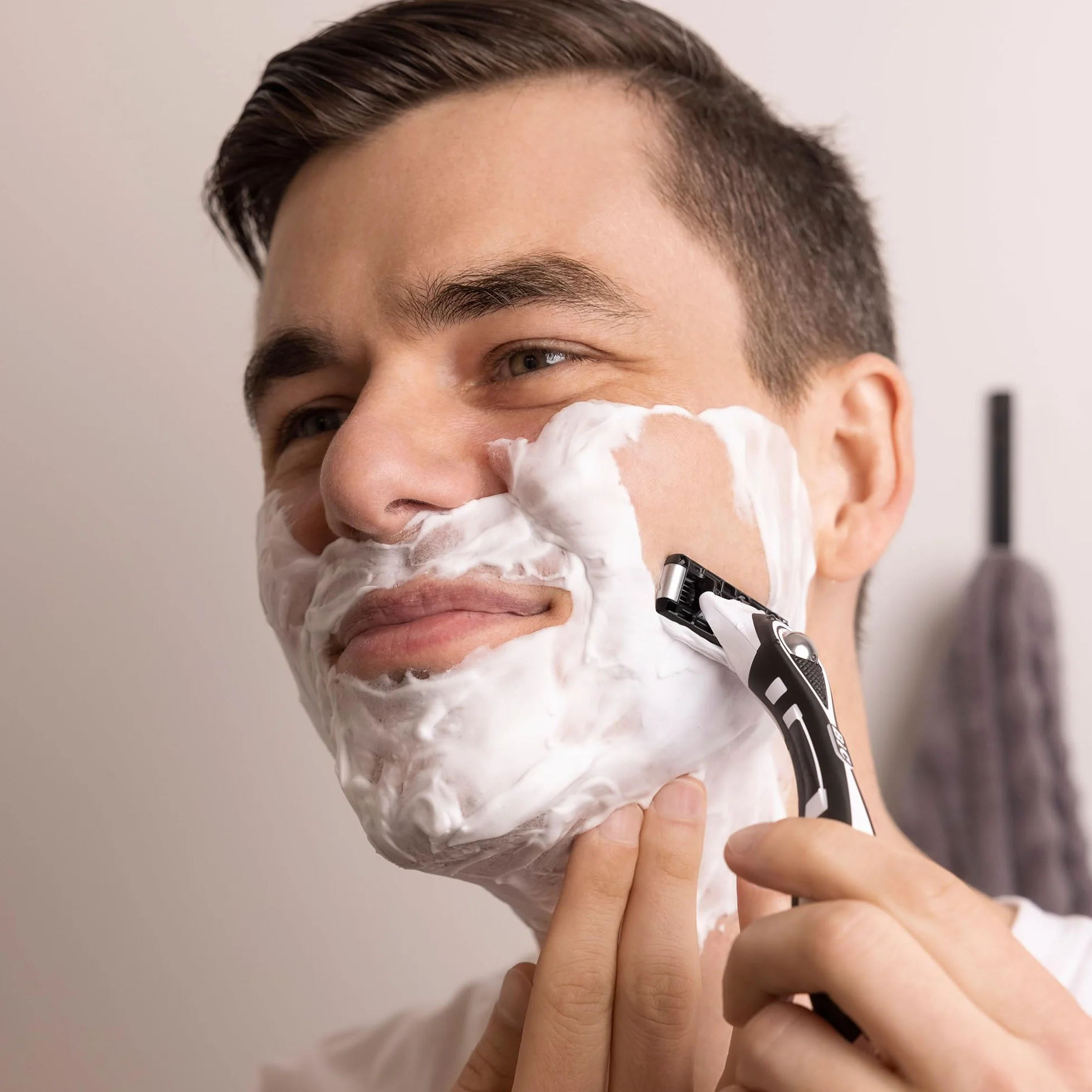 BIC Hybrid 5 Flex Maquinilla Recargable para Hombre, 1 Mango con Contrapeso y Recambios de Hojas Móviles Recubiertas de Titanio con Nanotecnología - Pack de 1+10