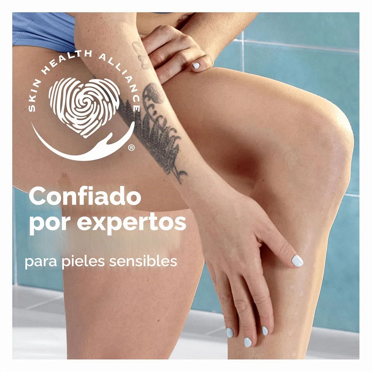 Gillette Venus Lubrastrip Deluxe Smooth Sensitive - Maquinilla de afeitar para mujer + 3 recambios de hoja de afeitar, con mango de metal de oro rosa, Lubrastrip con un toque de aloe vera