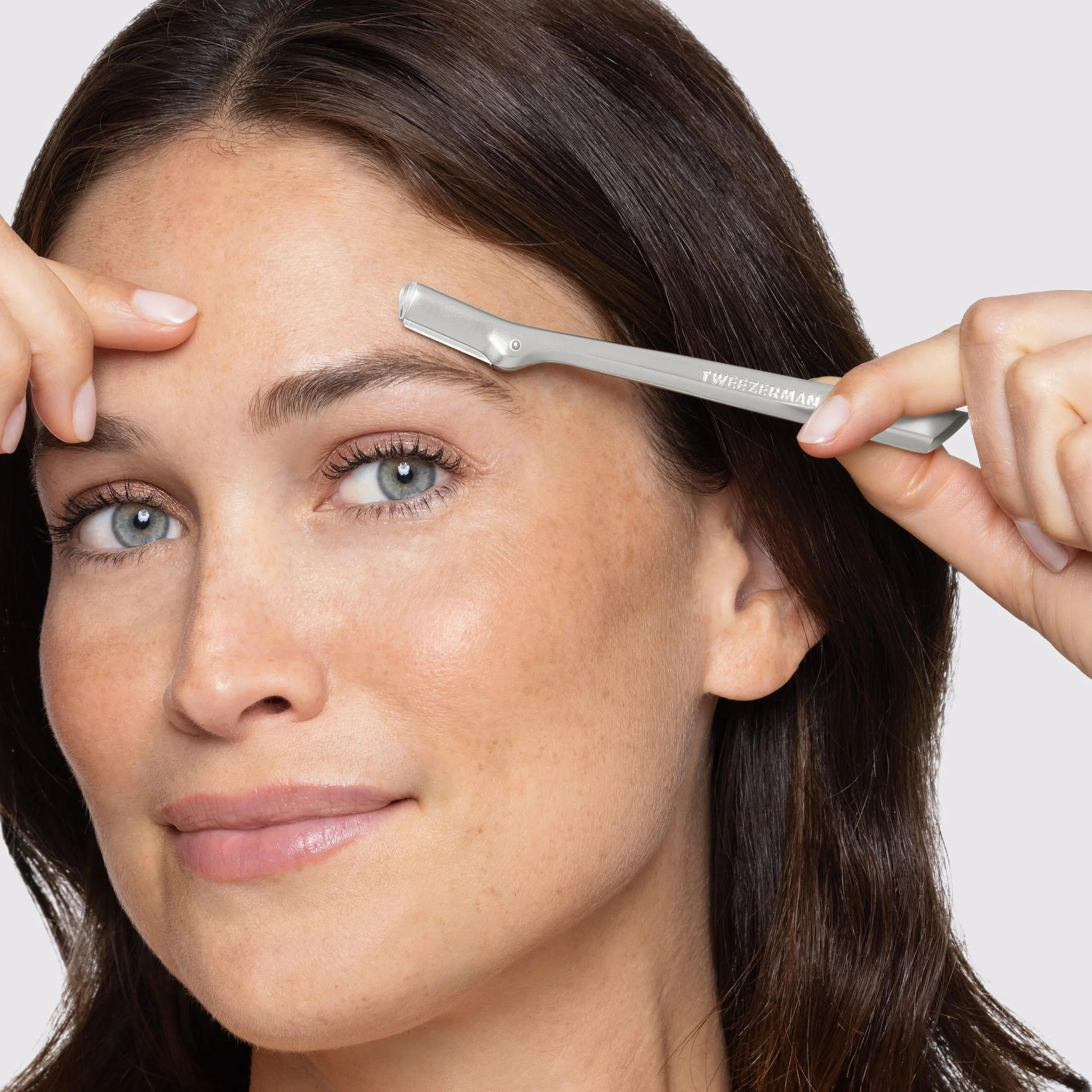 TWEEZERMAN Set de afeitadora de cejas con mini pinza inclinada (Mini Slant Tweezer & Brow Razor Set), plateado