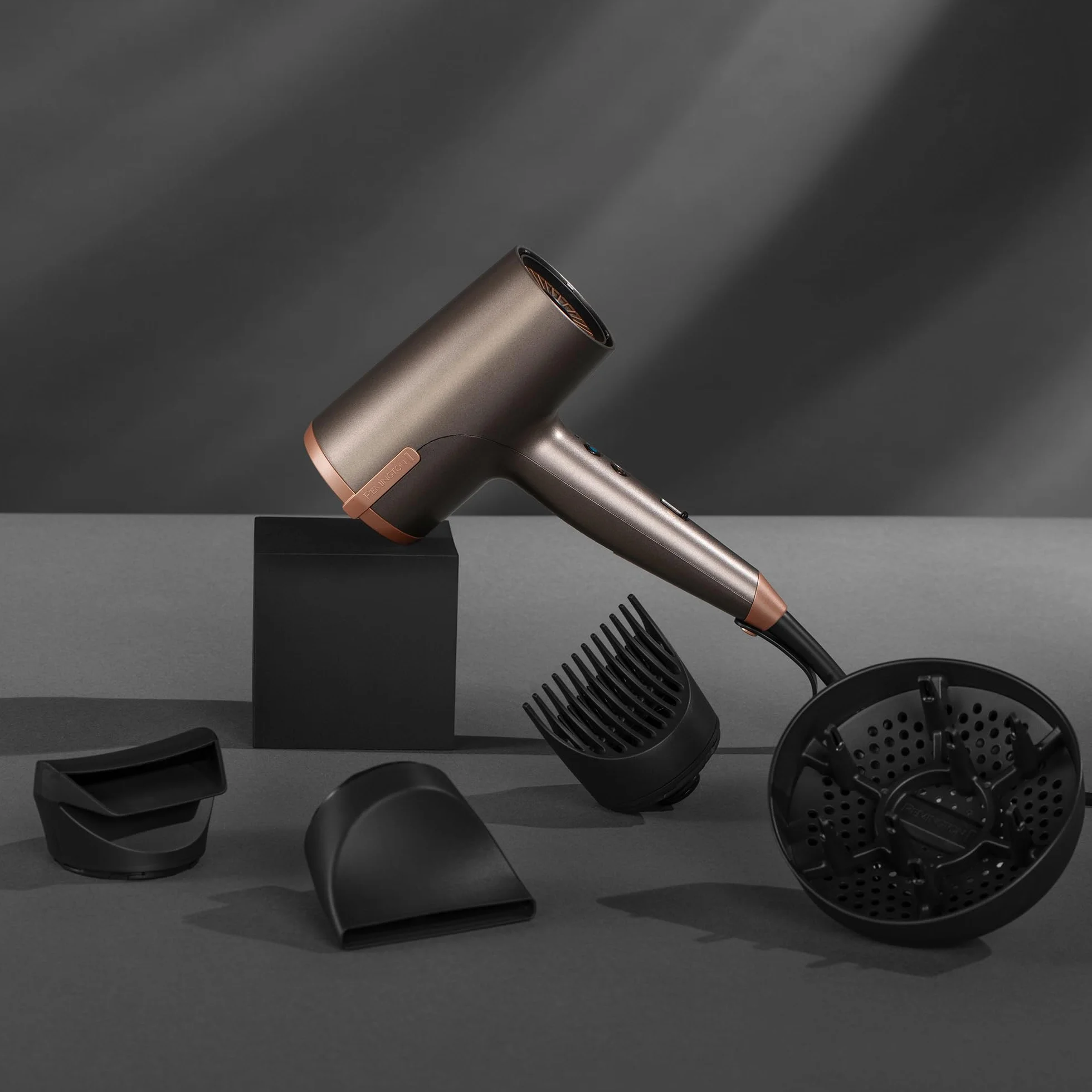 Remington Secador de Pelo Professional ONE, sensor Thermacare para proteger cabello, iónico, 8 ajustes, 4 accesorios, reductor encrespamiento, neceser para guardar, D6078