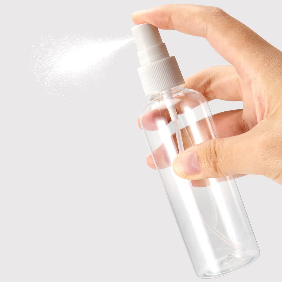 MANCHAP Paquete de 50 botellas de spray de plástico de 50 ml con tapas, botellas de plástico recargables vacías transparentes, botellas de spray de niebla fina, mini botellas de spray