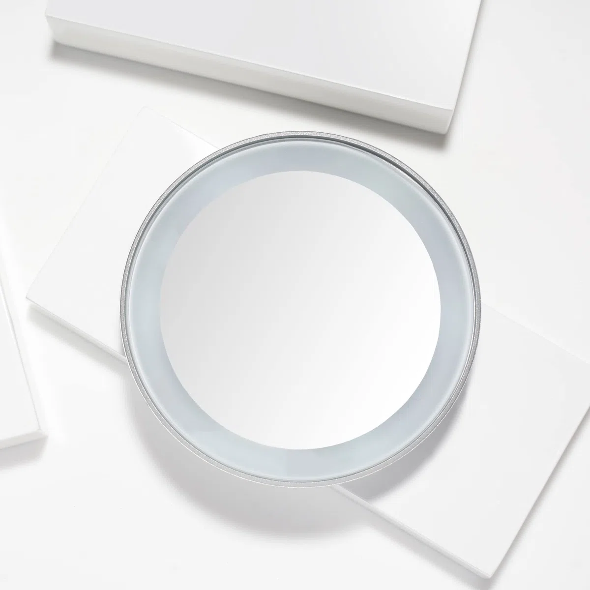 TWEEZERMAN Espejo cosmético con luz (Aumento 15x, luz LED, Espejo de Maquillaje con ventosas, diámetro de 9 cm o 10,5 cm)