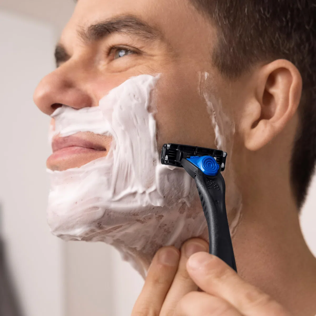 BIC Hybrid 3 Flex - Maquinilla de Afeitar Hombre + 10 Cuchillas de Recambio de 3 Hojas, Banda Lubricante y Mango Plástico Reciclado