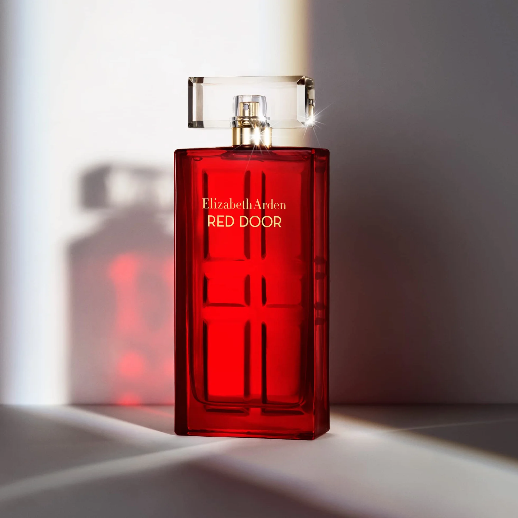Elizabeth Arden - Red Door, Eau de Toilette, con Lirios del Valle y Rosa Roja, Aroma Floral Intenso, Mezcla de Notas Sensuales, Perfume Femenino y Elegante, Mujer
