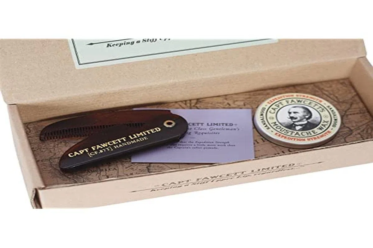 Captain Fawcett Estuche Cera Bigote Sándalo Extra Fuerte & Peine Captain Fawcett 200 g