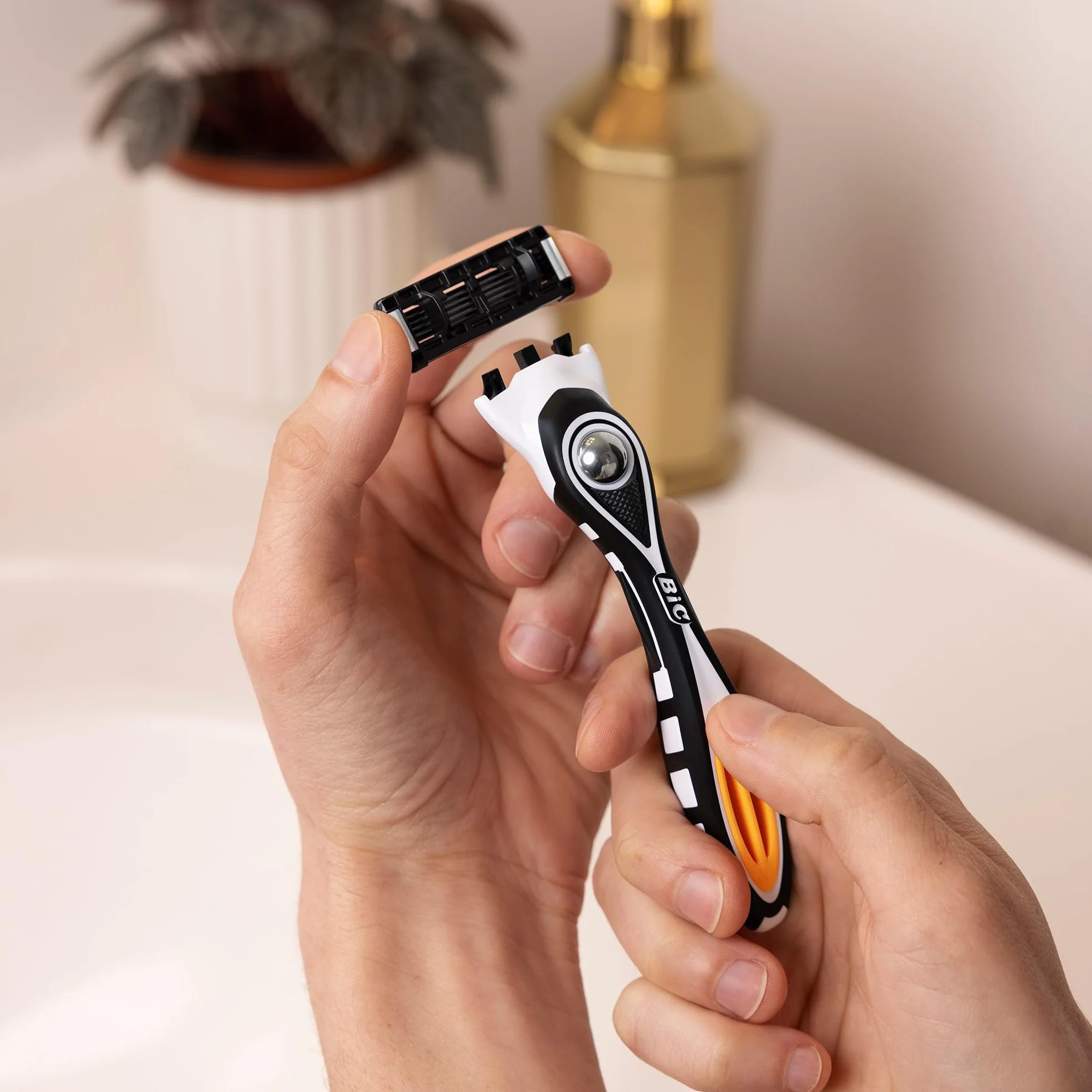 BIC Hybrid 5 Flex Maquinilla Recargable para Hombre, 1 Mango con Contrapeso y Recambios de Hojas Móviles Recubiertas de Titanio con Nanotecnología - Pack de 1+10