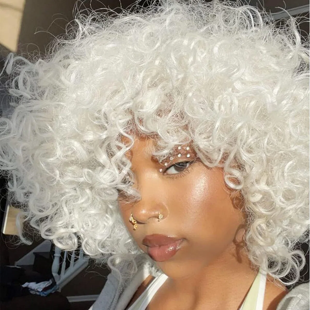 Colorfulpanda Pelucas cortas rizadas afro blancas con flequillo, peluca afro voluminosa, peluca de pelo rizado natural sintético para mujeres negras, ideal para cosplay, Halloween, fiesta y uso diario