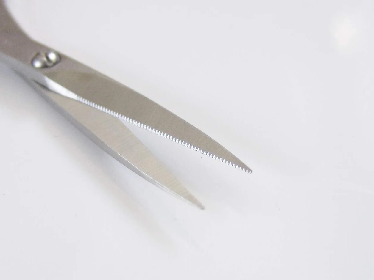 Seki EDGE SS-902 | Made in Japan | Tijeras de barba dentadas | Tijeras de precisión ergonómicas de acero inoxidable | Hojas finas afiladas a mano | 12,4 x 5,1 x 0,6 cm