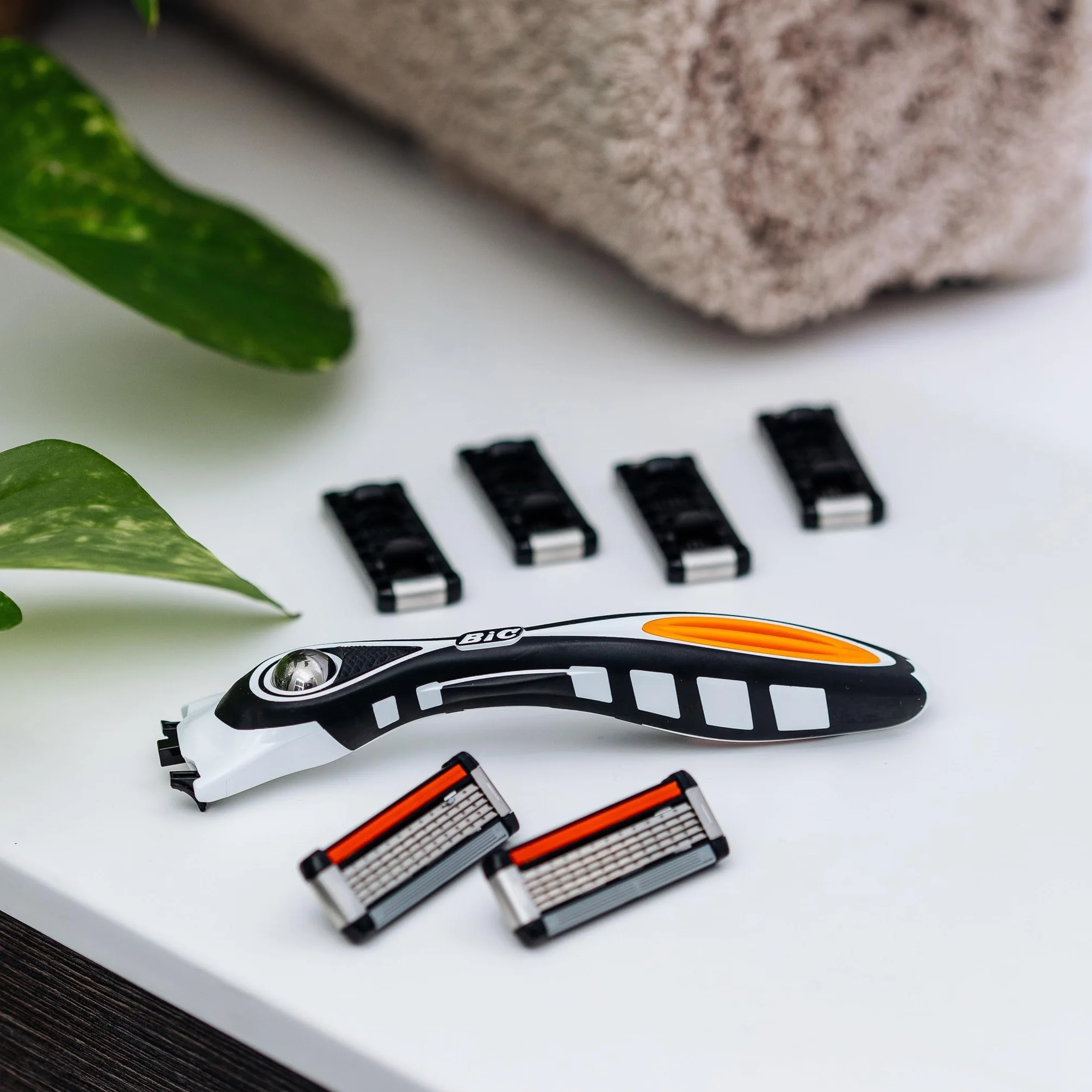 BIC Hybrid 5 Flex Maquinilla Recargable para Hombre, 1 Mango con Contrapeso y Recambios de Hojas Móviles Recubiertas de Titanio con Nanotecnología - Pack de 1+10