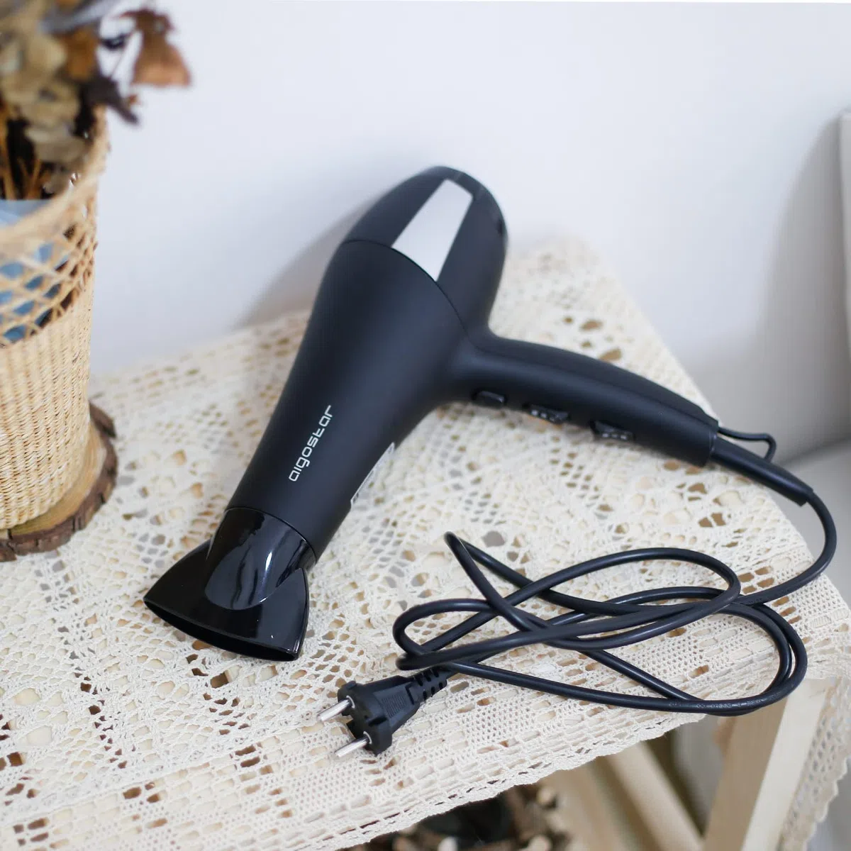 Aigostar Monique 32HIE – 2400W Secador profesional iónico 2 velocidades y 3 ajustes de temperatura, Plástico. Protección contra el sobrecalentamiento