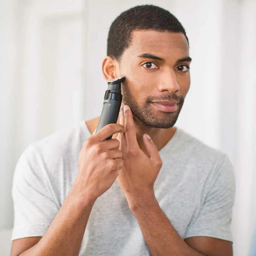 Remington Recortadora de Barba y Cortapelos Groomkit - Barbero y Máquina de Cortar Pelo Inalámbrico, Revestimiento de Titanio, 10 Accesorios, Base de Almacenamiento, 40 min Autonomía - PG6130