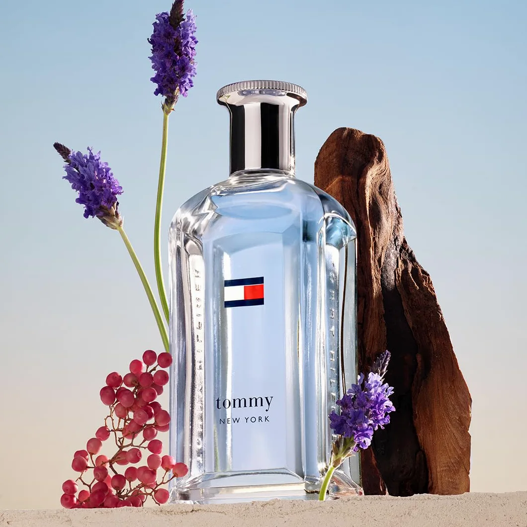 Tommy Hilfiger – Tommy New York Eau de Toilette 50 ml – Perfume para Hombre – Fragancia Fougère Especiada – Notas Especiadas y Amaderadas – Frasco de Vidrio Azul
