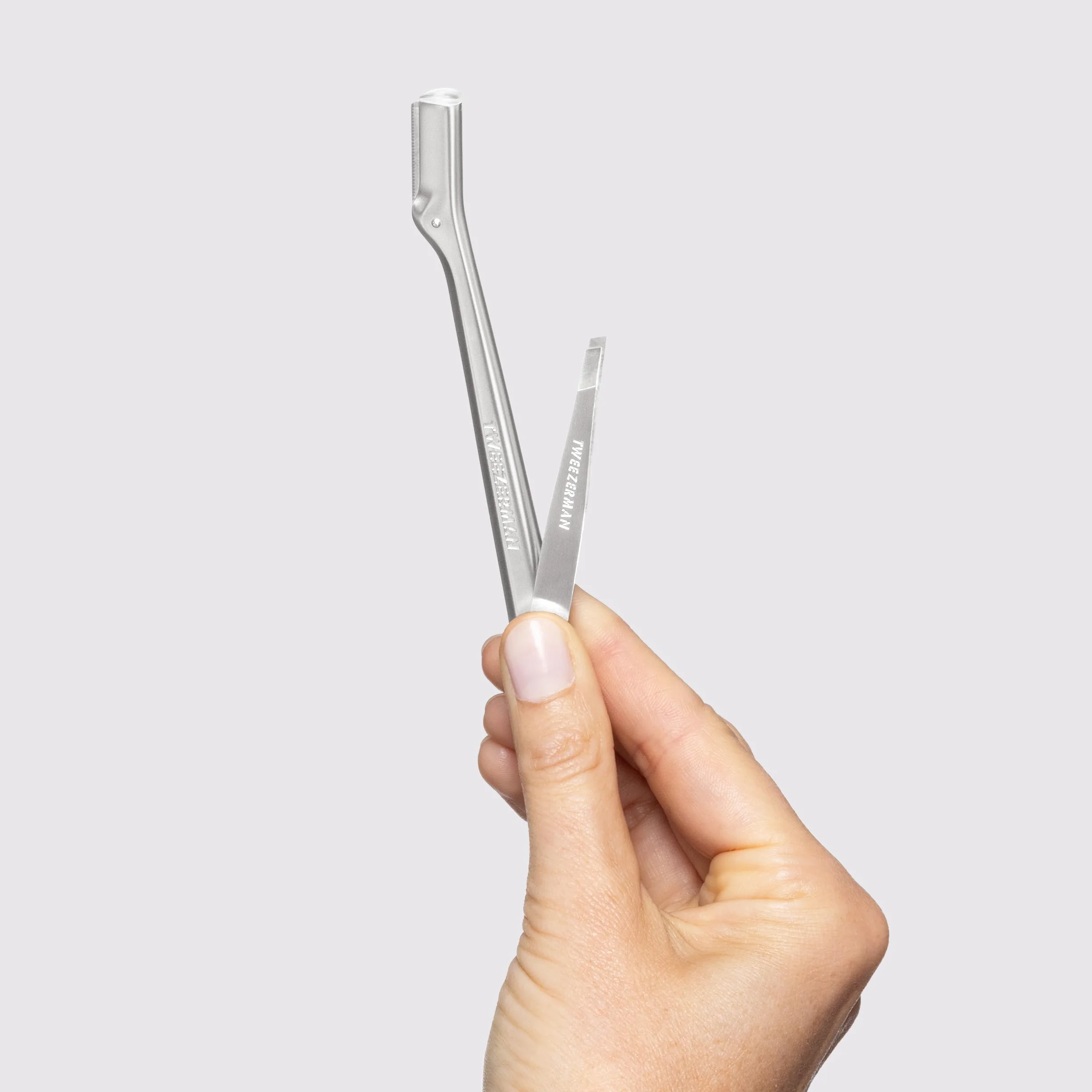 TWEEZERMAN Set de afeitadora de cejas con mini pinza inclinada (Mini Slant Tweezer & Brow Razor Set), plateado