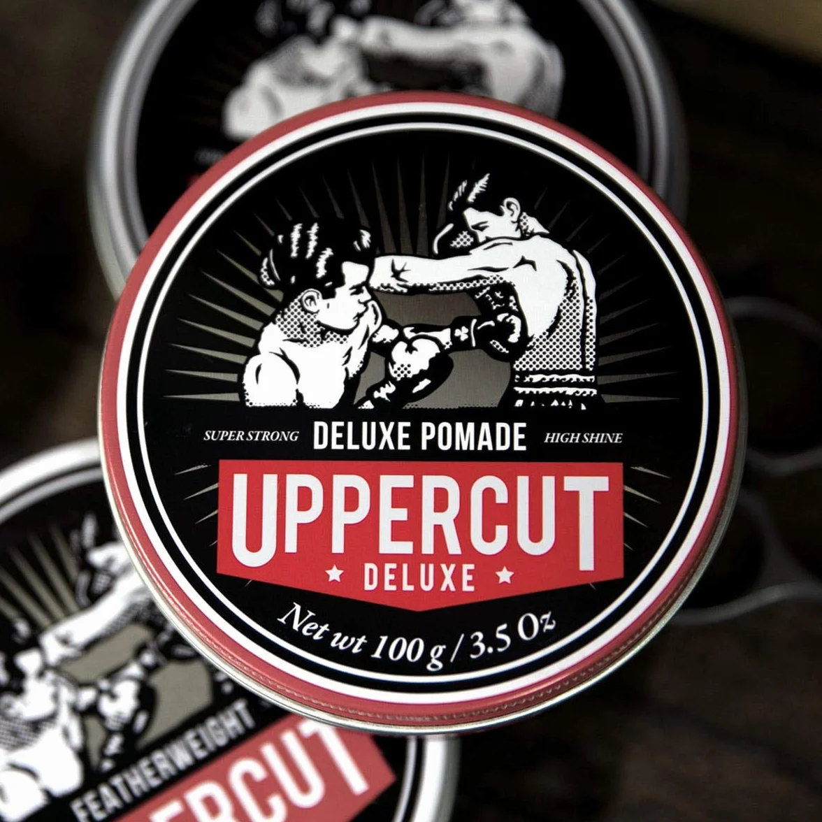 Uppercut Deluxe, Pomada Deluxe, Pomada Profesional a Base de Agua para Crear Looks Clásicos y Atemporales, Fijación Fuerte y Brillo Elevado, Producto para el Cabello de Hombre 100g