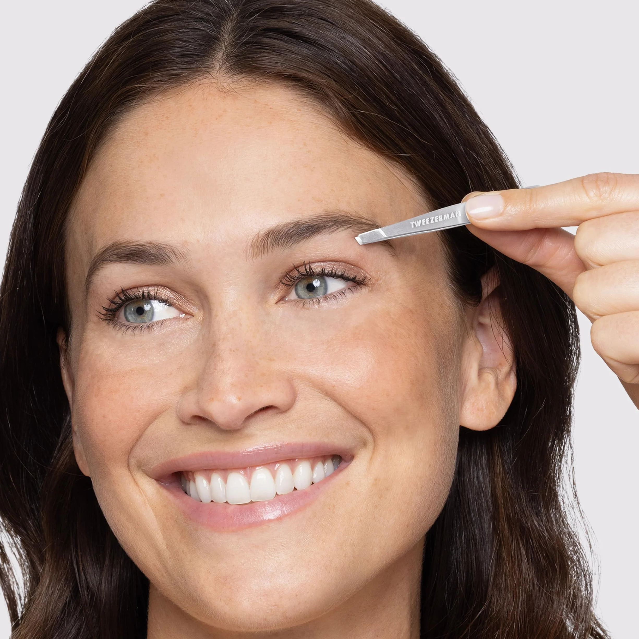 TWEEZERMAN Set de afeitadora de cejas con mini pinza inclinada (Mini Slant Tweezer & Brow Razor Set), plateado