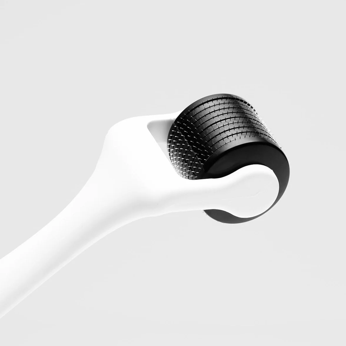 Scandinavian Biolabs Scalp Activating Roller – estimula el cuero cabelludo, favorece una apariencia más densa, microagujas de titanio de grado médico, mejora la absorción del sérum