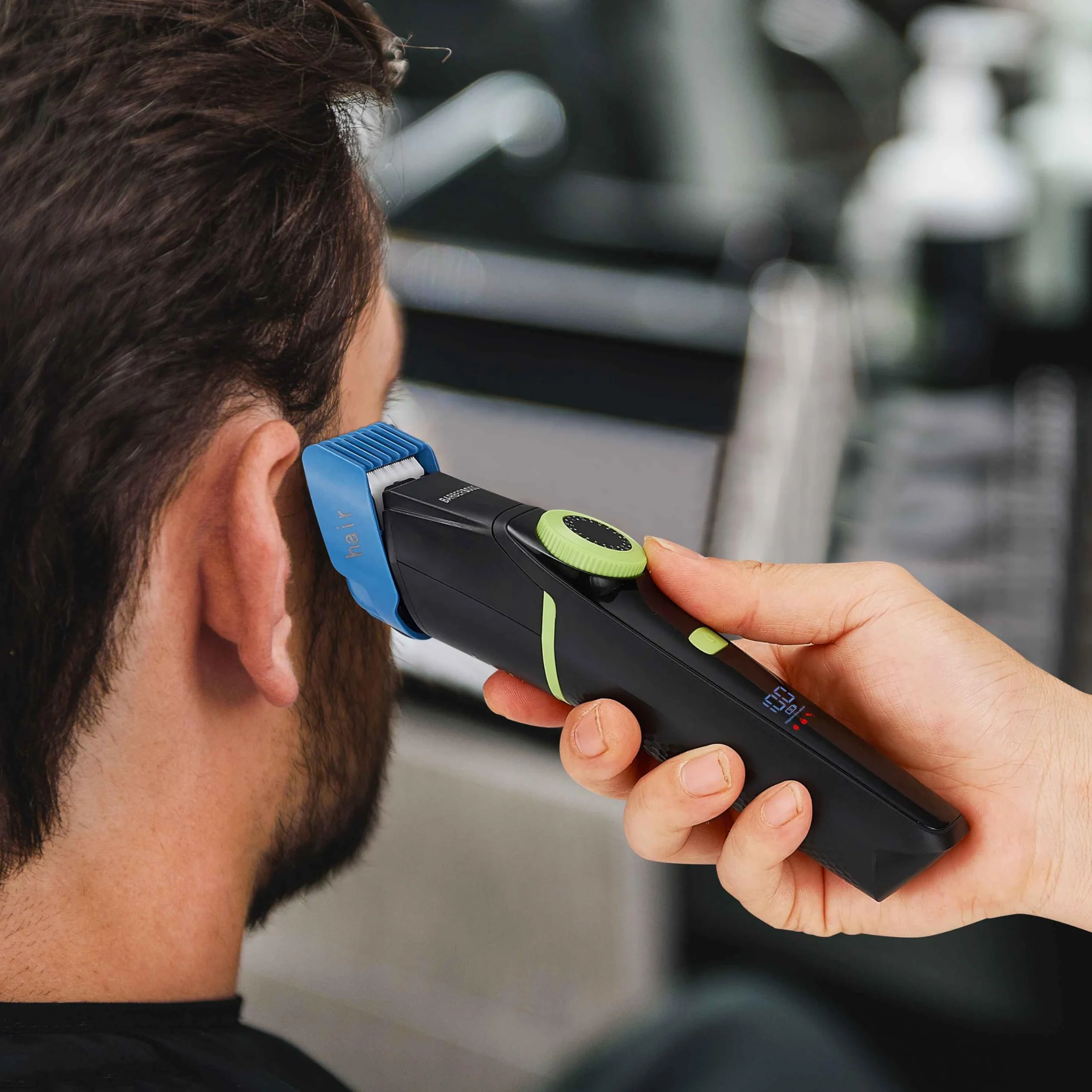 BarberBoss Cortapelos para hombre, kit de cuidado de barba, recortador de vello de orejas y nariz, dial de precisión, cuchilla de cerámica, 4 peines guía, resistente al agua, pantalla LED